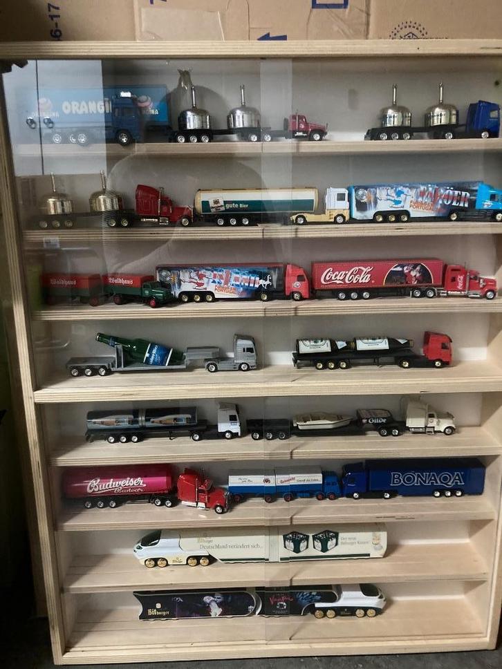 2 vitrinekasten met meer dan 40 vrachtwagens, Hobby en Vrije tijd, Modelbouw | Auto's en Voertuigen, Zo goed als nieuw, Truck