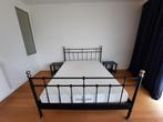 1 grand lit double, matelas et 2 tables de nuit, Maison & Meubles, Chambre à coucher | Lits, Comme neuf, Enlèvement, Métal