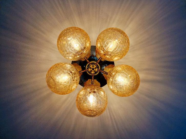 Grand plafonnier en laiton et verre craquelé ambré, 1970, Antiquités & Art, Antiquités | Éclairage, Enlèvement ou Envoi