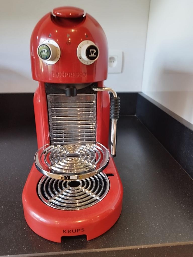 KRUPS NESPRESSO MAESTRIA XN 8006 - 19 BAR ROOD, Elektronische apparatuur, Ophalen