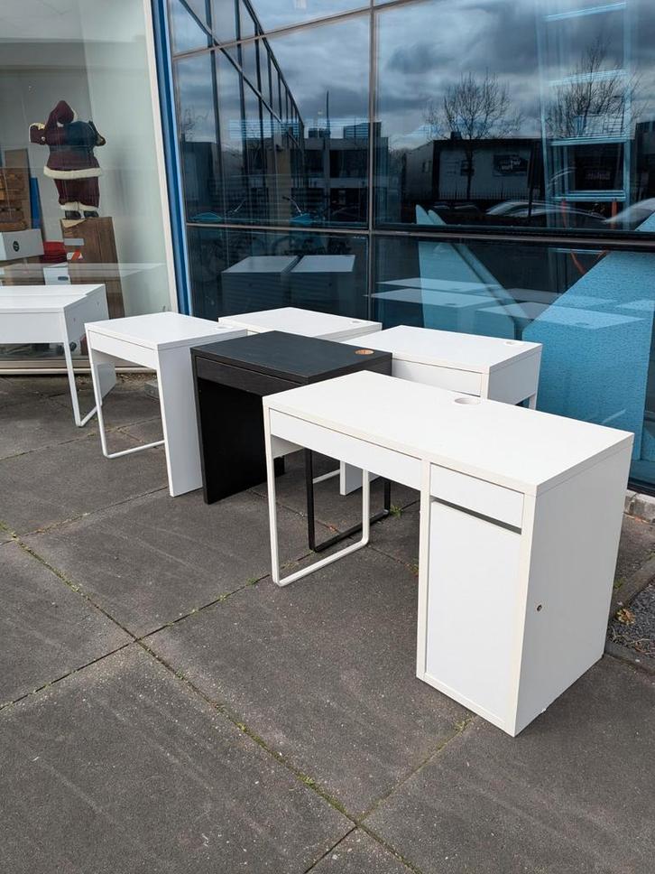 Ikea Micke diverse bureaus, Huis en Inrichting, Bureaus, Gebruikt, Computerbureau, IKEA, Wit, Kabelgoot, Met lades, Ophalen
