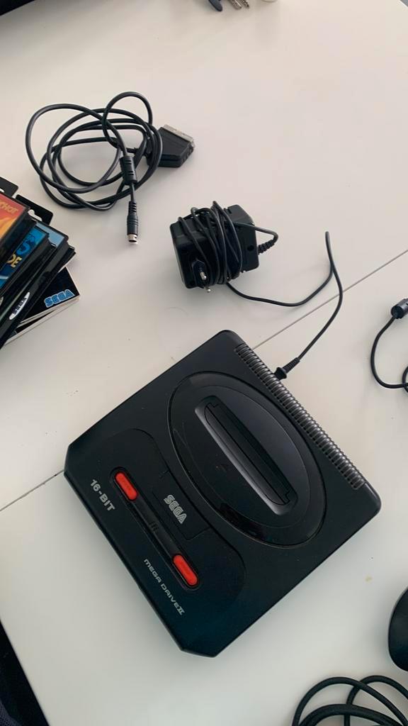À vendre, Games en Spelcomputers, Spelcomputers | Sega, Gebruikt, Mega Drive, Met 2 controllers, Met games, Ophalen