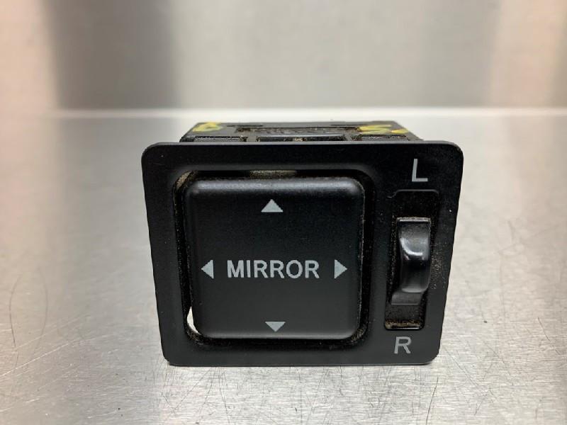 COMMUTATEUR RÉTROVISEURS HiAce II (|183502|5133Z98|), Dhr. M. Roggen, Toyota, Stadsweg 37 37
9917 PV  WIRDUM GR., NL, Utilisé