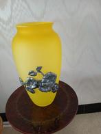 Mooie gele vaas met bloemen in Tin, Ophalen