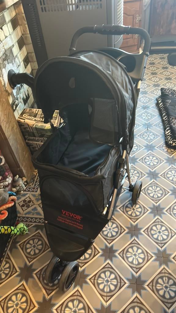 Poussette pour chien jusque 12kg pluante noir, Animaux & Accessoires, Accessoires pour chiens, Enlèvement, Comme neuf