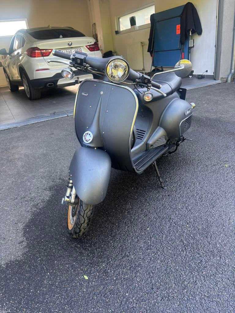 Scooter Necco Abruzzi 50cc (immitation vespa ), Fietsen en Brommers, Snorfietsen en Snorscooters, Ophalen, Zo goed als nieuw, Elektrisch