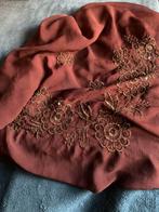 Sjaal met prachtige opstiksels in gouddradige kleur, Ophalen, Zo goed als nieuw, Sjaal