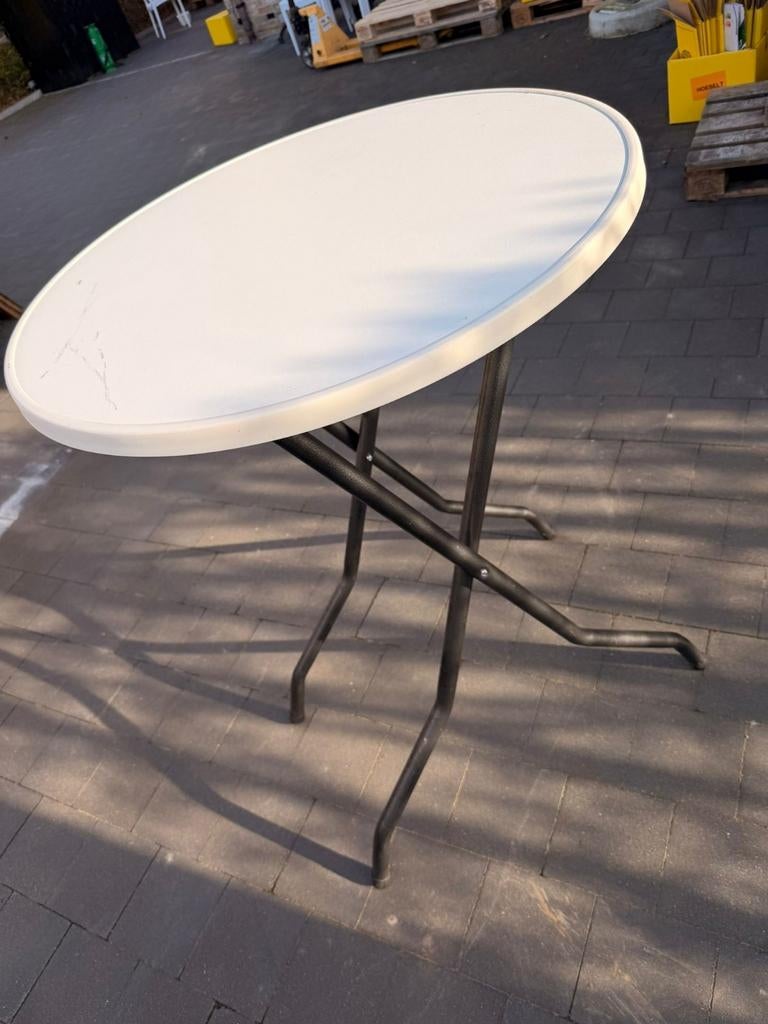 Staantafels en barkrukken, Ophalen