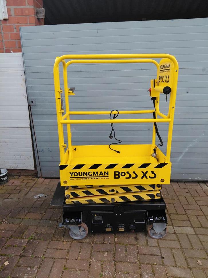 Hoogwerker/ schaarlift boss x3 werkhoogte 4,8m, Articles professionnels, Machines & Construction | Ascenseurs, Échafaudages & Échelles
