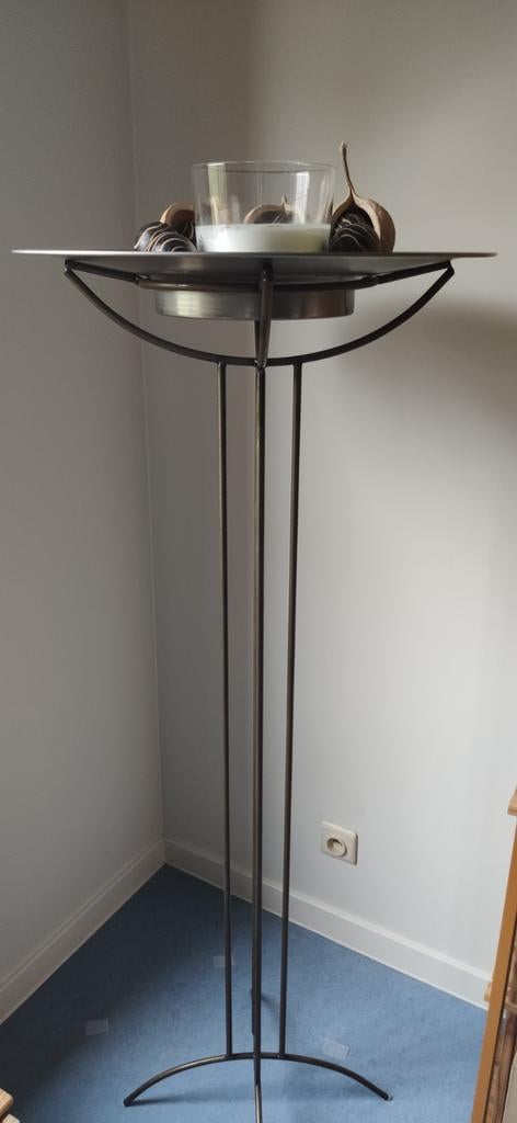 Decoratieve metalen staander met schaal, Ophalen, Gebruikt, Rond, Schaal