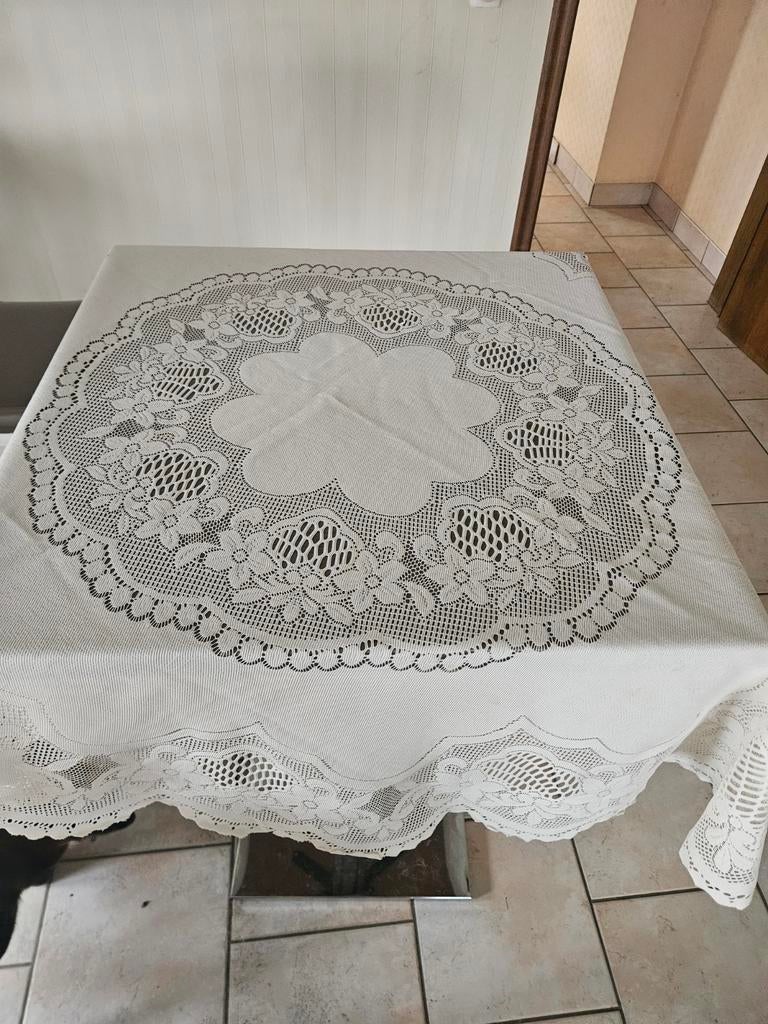 Différents draps de table en dentelle en très bon état (voir, Maison & Meubles, Enlèvement