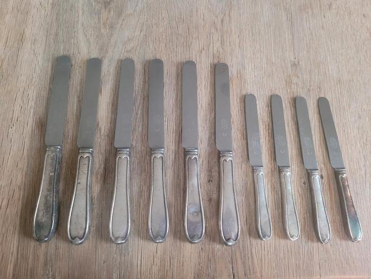 Ensemble de 10 couteaux en métal argenté orfèvrerie Wiskeman, Antiquités & Art, Antiquités | Couverts, Enlèvement ou Envoi