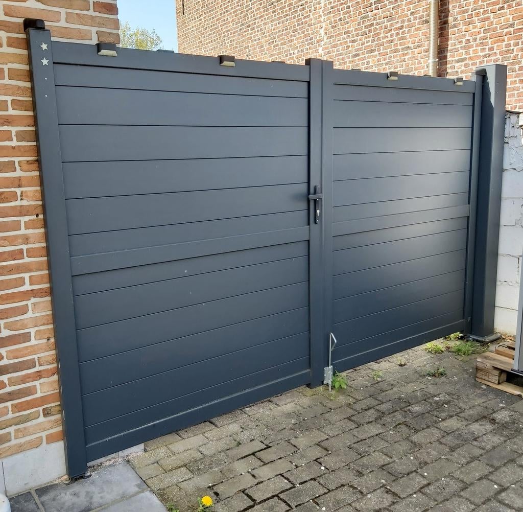 Antracieten stalen poort, Ophalen