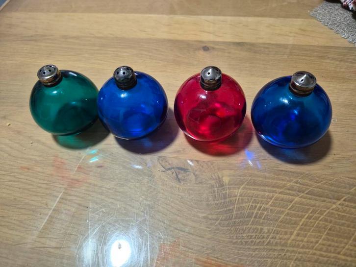 Set van 4 gekleurde glazen peper- en zoutvaatjes, Antiek en Kunst, Antiek | Glaswerk en Kristal, Ophalen of Verzenden