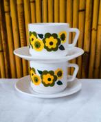 2 tasses et soucoupes vintage Arcopal Lotus vertes et jaunes, Enlèvement ou Envoi, Verre, Utilisé, Autres styles