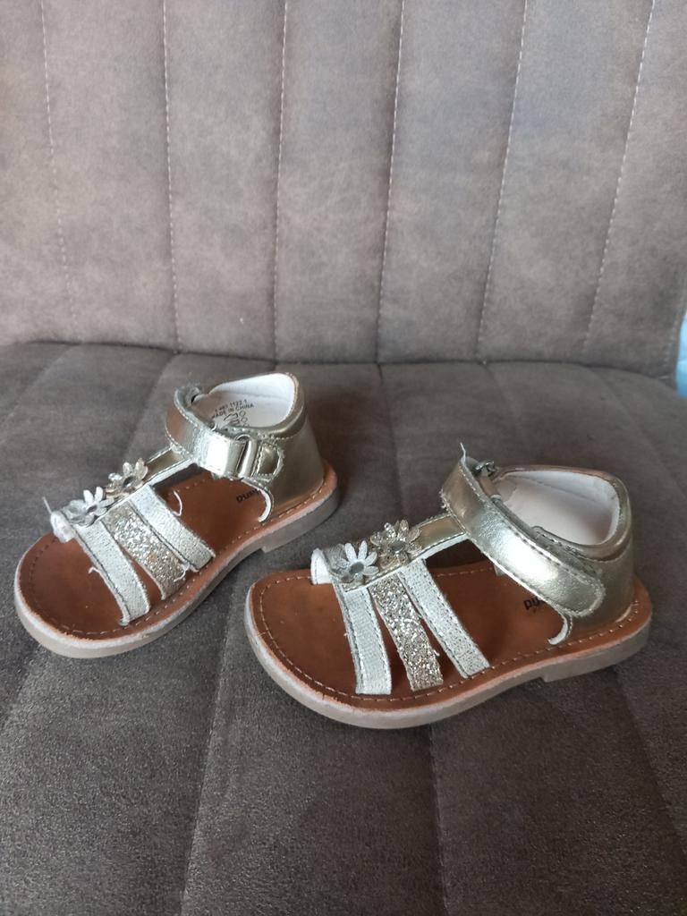 Gouden meisjes sandalen, Ophalen