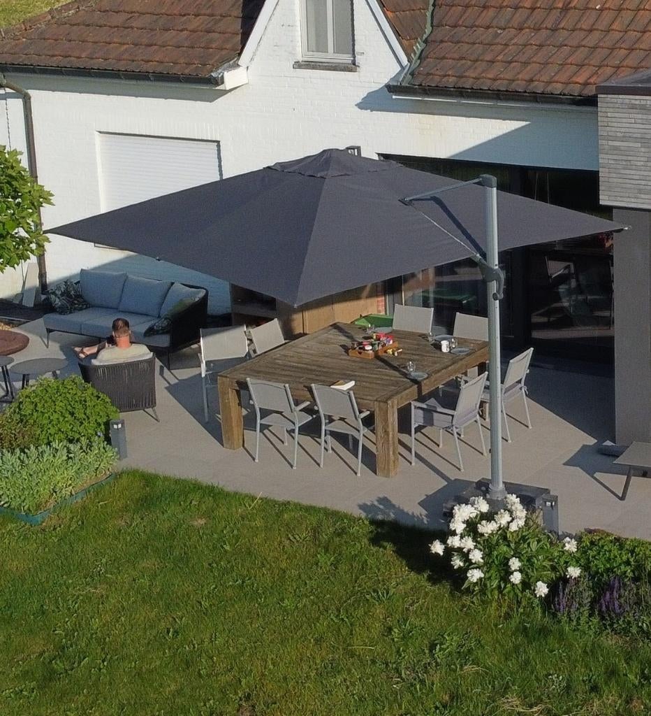 Grote zweefparasol (4x4m) met zware granieten voet op wielen, Ophalen, Verstelbaar, Gebruikt, Zweefparasol