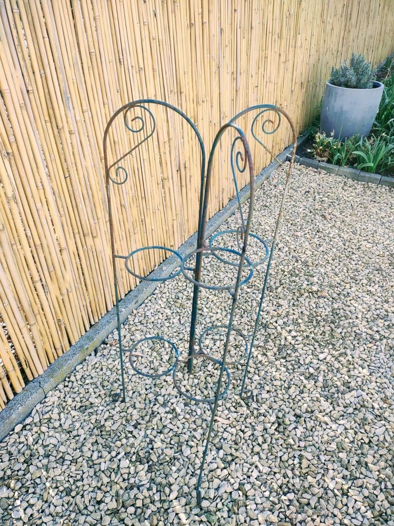 Metalen bloemen staander voor bloempotjes., Ophalen