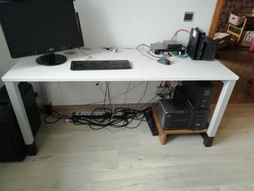 Grand bureau idéal pour poser matériel informatique. beschikbaar voor biedingen