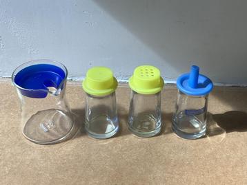 Kleurrijk design zout, peper, olie, melkkan beschikbaar voor biedingen