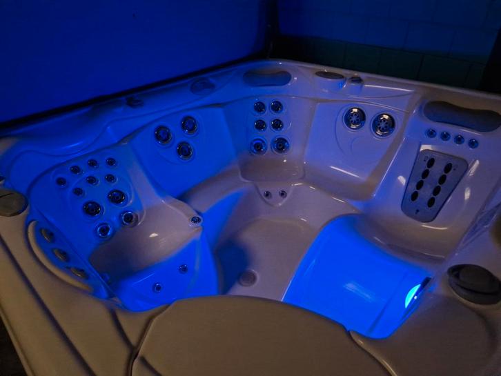 Hot Spring Spa: Envoi 100% USA Outdoor Whirlpool (Energy sav, Tuin en Terras, Bubbelbaden en Hottubs, Zo goed als nieuw, Vast