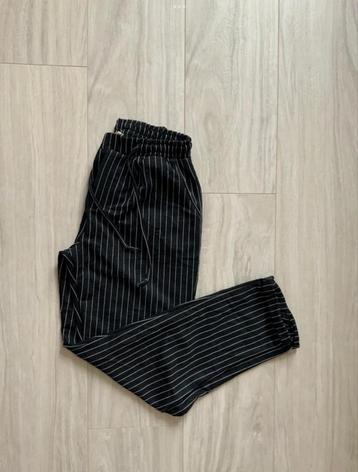 Broek met trainingskenmerken beschikbaar voor biedingen