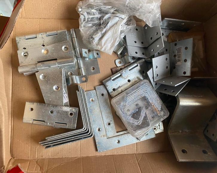 Lot metalen scharnieren, hoekijzers en beugels, Doe-het-zelf en Bouw, Hang- en Sluitwerk, Zo goed als nieuw, Ophalen