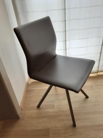Kunstlederen stoelen grijs ! 4 stuks Stevig ,verzorgd  beschikbaar voor biedingen