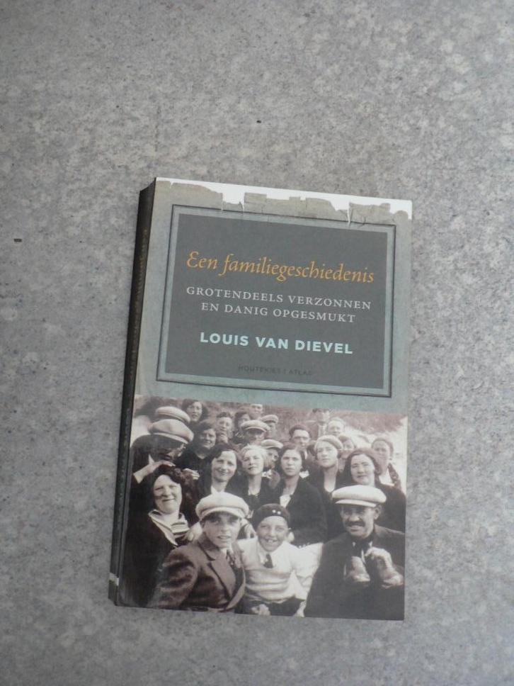 Een familiegeschiedenis Louis Van Dievel, Boeken, Romans, Gelezen, Ophalen of Verzenden