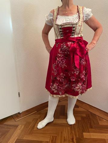 Dirndl met blouse beschikbaar voor biedingen