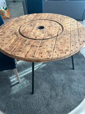 Eettafel + salontafel + 6 stoelen beschikbaar voor biedingen