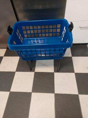 À VENDRE MANNE À LINGE SUR PIED  BLEUE  ... OCCASION  beschikbaar voor biedingen