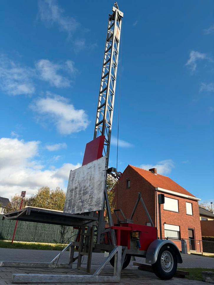 Elektrische bouwlift met trekhaak., Doe-het-zelf en Bouw, Bouwliften, Zo goed als nieuw, Bouwlift, Ophalen