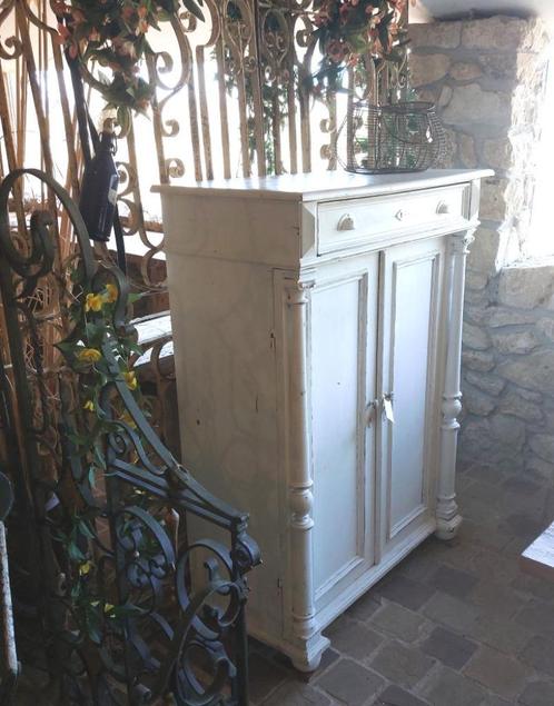 aparte 2 deurs kast met pilaren 130 cm hoog, Antiek en Kunst, Curiosa en Brocante, Ophalen