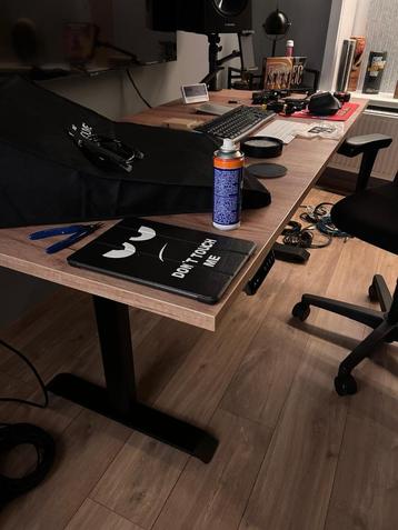 Elektrische zit/sta bureau in absolute nieuwstaat beschikbaar voor biedingen