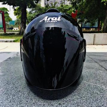 Casque Arai noir neuf disponible aux enchères