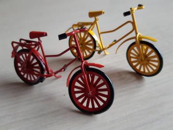 2 petits vélos en métal rouge et jaune