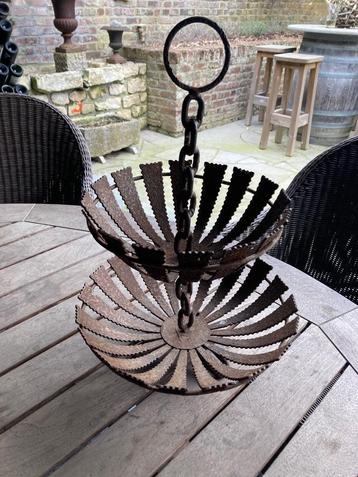 Fruitschaal smeedijzer beschikbaar voor biedingen