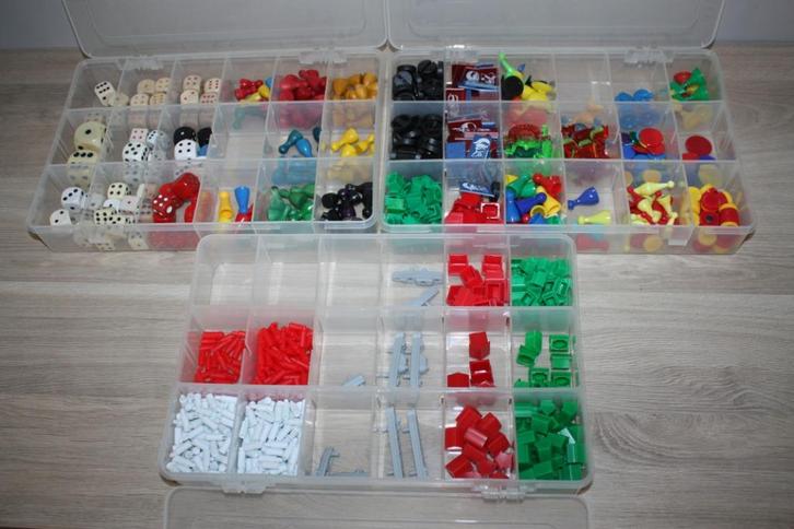 3x box met reserve pionnen , dobbelstenen , paardjes fiches, Hobby en Vrije tijd, Gezelschapsspellen | Bordspellen, Zo goed als nieuw
