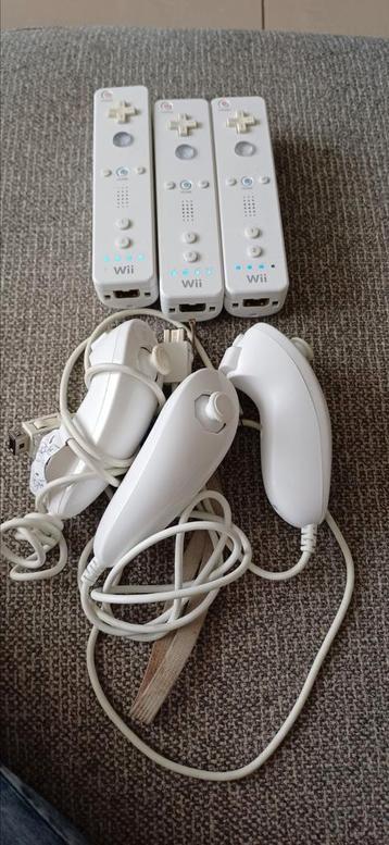 3 Wii controlers met 3 nunchucks beschikbaar voor biedingen