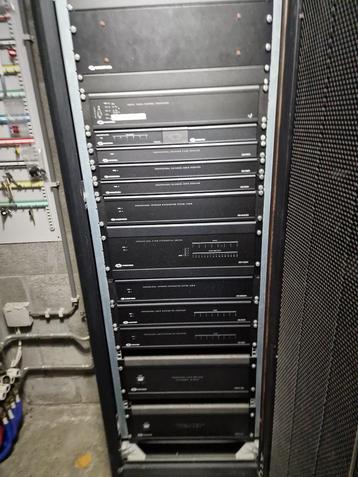 Crestron systeem heel uitgebreid beschikbaar voor biedingen