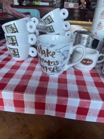 serie kopjes en bordjes beschikbaar voor biedingen