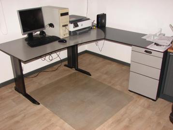 Bureau d' angle professionnel en parfait état 1.80x1.80 mètr disponible aux enchères