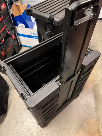 Flightcase SKB roto rolling case , 2x 6 unit , 1x 8 unit beschikbaar voor biedingen