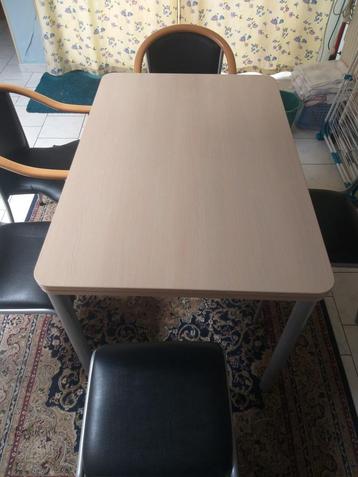 Uitschuifbare tafel en 6 stoelen beschikbaar voor biedingen
