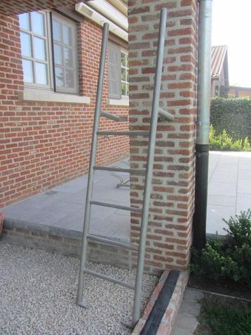Stevige inox ladder met 5 treden, hoog 208 cm, breed 50 cm beschikbaar voor biedingen