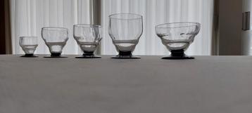 Complete set van art deco glazen op zwarte voet beschikbaar voor biedingen