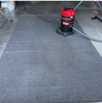 Grijs tapijt 380 X 200 beschikbaar voor biedingen