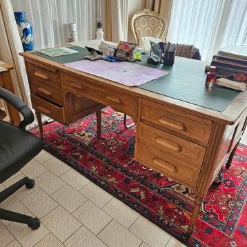 Antieke eiken bureau beschikbaar voor biedingen