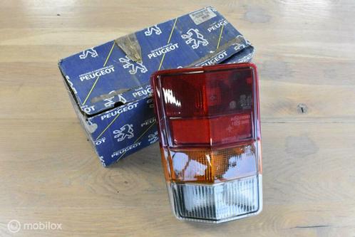 NOS Achterlicht links Peugeot J-5/J-9 ('85-'94) 635056, Autos : Pièces & Accessoires, Éclairage, Peugeot, Neuf, Enlèvement ou Envoi